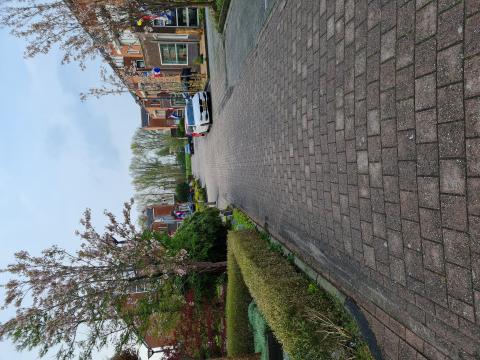 Vlaggen hangen in de straat